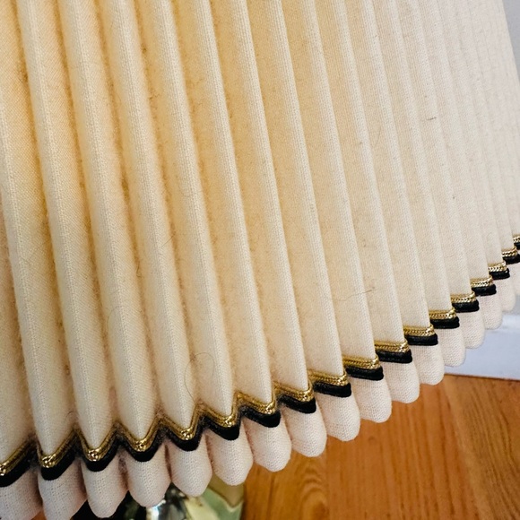 Vintage pleated lamp shade, metallic gold and black trim effect. - Picture 4 of 11